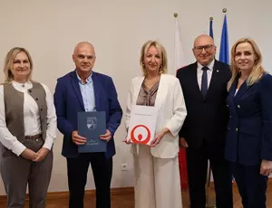Przedstawiciele Veolia i Zespół Szkół nr 1 w Szczytnie stojący razem.