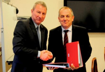Podisanie umowy Na zdj.A.Szymanek, prezes zarządu Veolii Energii Łódź i W.Kaczmarek - prezes zarządu Energotechnika-Energorozruch S.A.