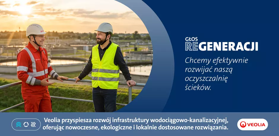 Dwóch pracowników Veolii w kaskach ochronnych rozmawia przy barierce na terenie oczyszczalni ścieków o zachodzie słońca. Napis: Głos REgeneracji – Chcemy efektywnie rozwijać naszą oczyszczalnię ścieków. Veolia przyspiesza rozwój infrastruktury wodociągowo-kanalizacyjnej, oferując nowoczesne, ekologiczne i lokalnie dostosowane rozwiązania.