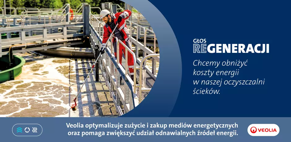 Pracownik Veolii w czerwonym kombinezonie i kasku pobiera próbkę cieczy przy basenie oczyszczalni ścieków. Napis: Głos REgeneracji – Chcemy obniżyć koszty energii w naszej oczyszczalni ścieków. Veolia optymalizuje zużycie i zakup mediów energetycznych oraz pomaga zwiększyć udział odnawialnych źródeł energii.