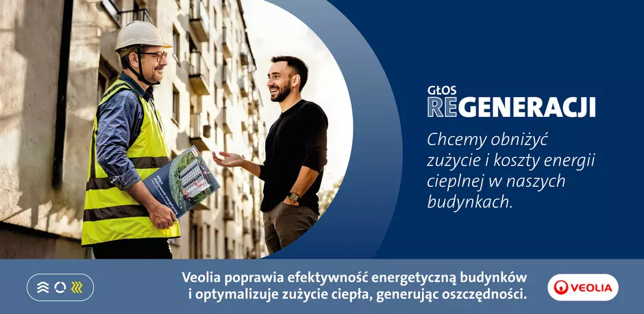 Pracownik Veolii w kasku i kamizelce odblaskowej rozmawia z mężczyzną przed blokiem mieszkalnym, trzymając materiały dotyczące efektywności energetycznej. Napis: Głos REgeneracji – Chcemy obniżyć zużycie i koszty energii cieplnej w naszych budynkach. Veolia poprawia efektywność energetyczną budynków i optymalizuje zużycie ciepła, generując oszczędności.