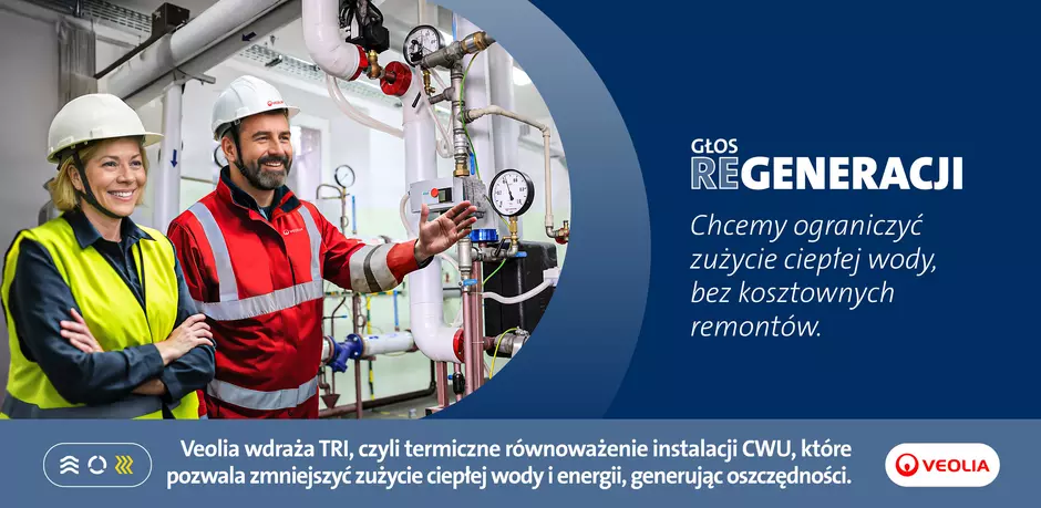 Dwoje pracowników w kaskach i strojach ochronnych przegląda instalację hydrauliczną w kotłowni. Pracownik Veolii w czerwonym kombinezonie wskazuje na manometry i rurociągi. Napis: Głos REgeneracji – Chcemy ograniczyć zużycie ciepłej wody, bez kosztownych remontów. Veolia wdraża TRI, czyli termiczne równoważenie instalacji CWU, które pozwala zmniejszyć zużycie ciepłej wody i energii, generując oszczędności.