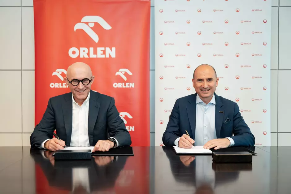 Prezesi Orlen i Veolia podpisujący umowę