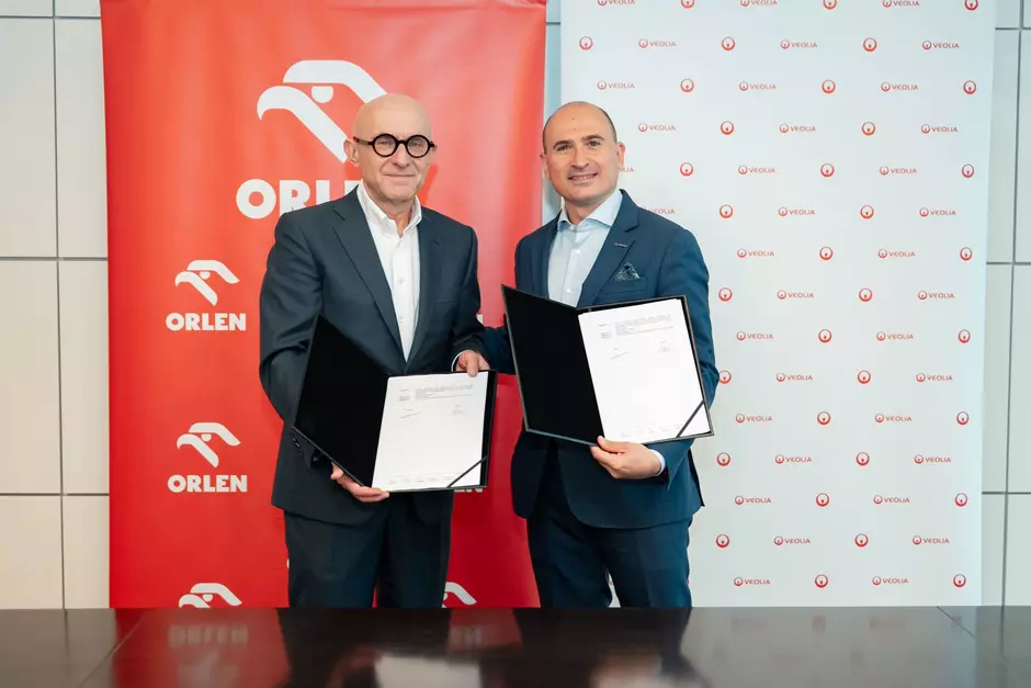 Prezesi Orlen i Veolia trzymający podpisaną umowę