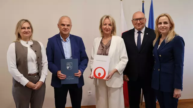 Przedstawiciele Veolia i Zespół Szkół nr 1 w Szczytnie stojący razem.